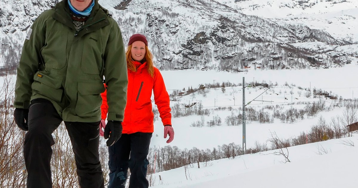Snowshoe hiking in Flåm / Authentic Scandinavia