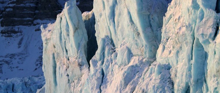 medium-Ski touring by the Hansbreen glacier-© Ph. Luca Bracali - Visit Norway.jpg